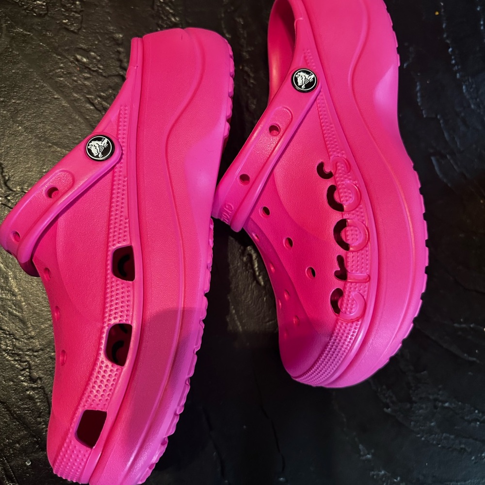 CROCS BAYA PLATFORM CLOG ELECTRIC PINK SIZE 10 
NEW NEVER WORN - Picture 2 of 3
